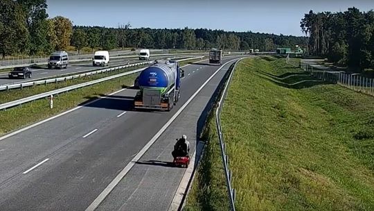 Zamroczony alkoholem inwalida na wózku jechał drogą ekspresową S17 [wideo]