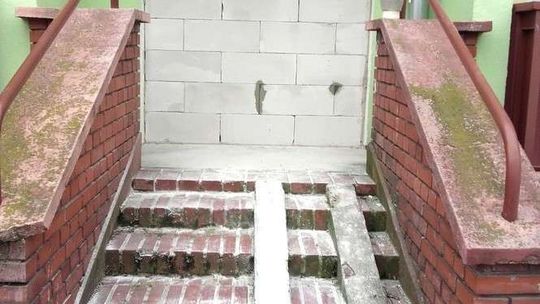 Zamurowali wejścia do bloku, bo były zbyt drogie