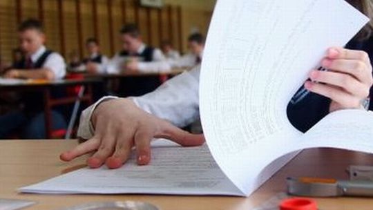 Zamykają szkoły, bo nie ma kogo uczyć