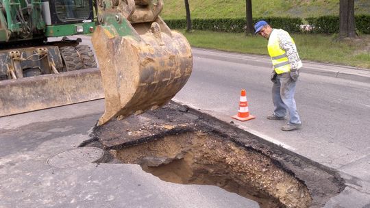 Zapadła się jezdnia na al. Smorawińskiego
