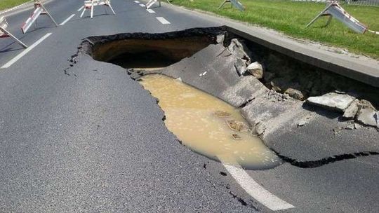 Zapadła się jezdnia na Czechowie. Są objazdy