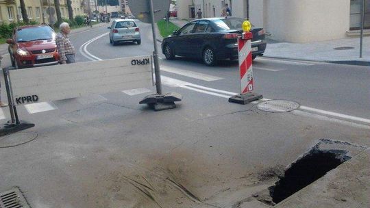 Zapadła się jezdnia na ul. Hempla. Są utrudnienia