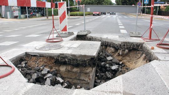 Zapadła się jezdnia w Puławach. Przez tydzień trzeba szukać objazdów