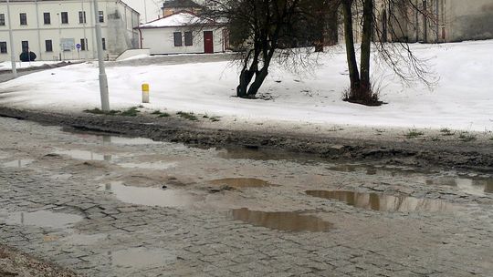 Zapadła się ul. Królowej Jadwigi w Zamościu. Droga zamknięta