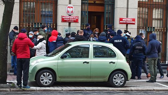 Zapaleni kolekcjonerzy w akcji. Monety za 20 tys. zł sprzedały się na pniu, interweniowała policja