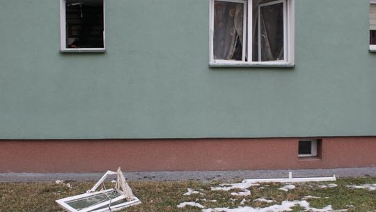 Zapalił papierosa. Wysadziło kuchenkę, wyrwało okno i drzwi