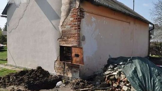 Zapalił się gaz. Spłonęła część dachu. Ogień przeniósł się na samochód