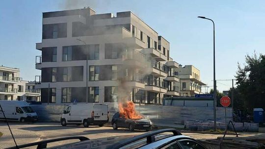 Zapalił się samochód przy ul. Jemiołuszki w Lublinie