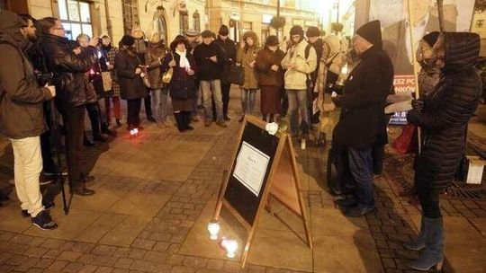 Zapalili znicze dla Piotra S. przed biurami PiS w Lublinie
