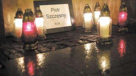 Zapalili znicze dla Piotra Szczęsnego przed Centrum Kultury [zdjęcia]