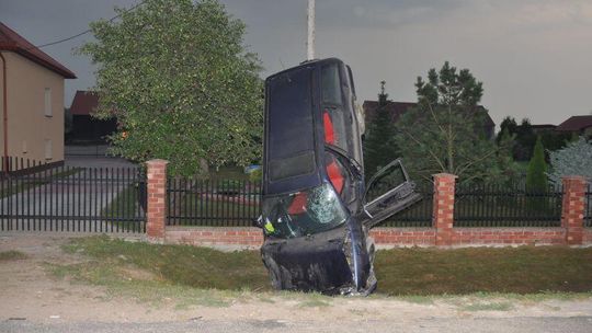 Zaparkował samochodem na słupie. Dosłownie