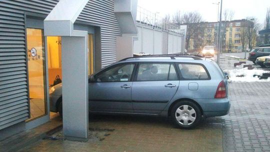 Zaparkował samochodem w drzwiach sklepu. Policja nie mogła pomóc