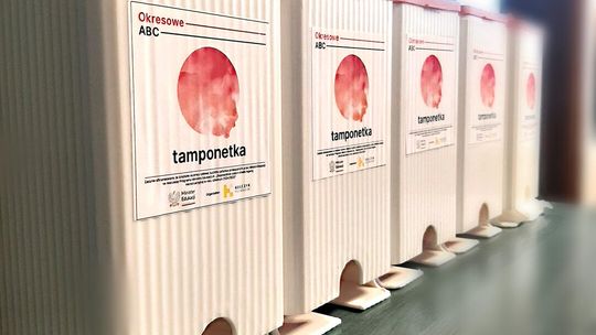 Zapas podpasek mają niemal na cały rok. Szkołę wyposażyła fundacja