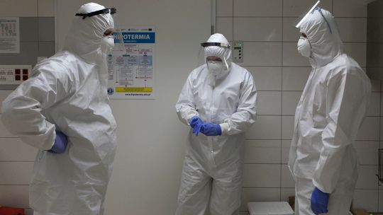 Zapas wolnych łóżek i respiratorów w regionach spadł w ciągu tygodnia o blisko 15 proc.