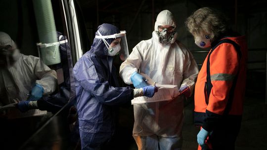 Zapchane oddziały, kolejki przed szpitalami i kilku pacjentów w jednej karetce. Cała prawda o pracy ratowników  