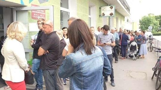 Zapisy na "Lato w mieście". Ogromne kolejki przy domu kultury. Niektórzy czekali kilka godzin