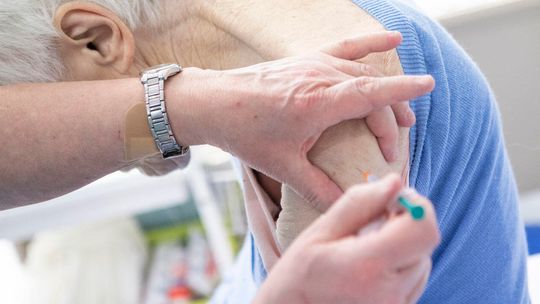 Zapisy na szczepienia dla seniorów 70+ ruszyły. "Mieliśmy 300 tys. dzwoniących na minutę"