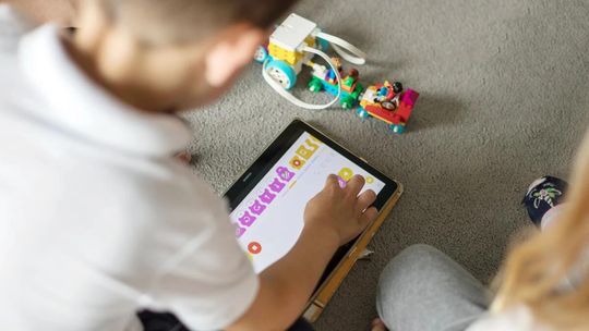 Dziecko na warsztatach z robotyki