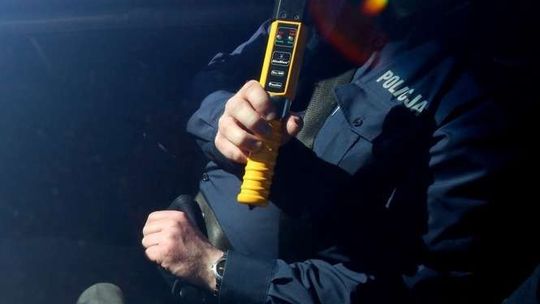 Zapłakany chłopiec szedł ulicą. Matka w domu pijana