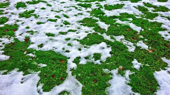 Zaplanuj rozstanie z bałwankiem. Śnieżnych zim będzie coraz mniej