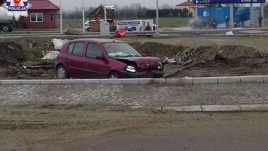 Zapomniał o przebudowie drogi? Zakończył jazdę w głębokim wykopie