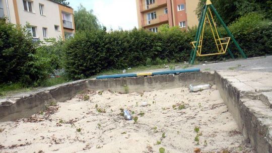 Zapomniana ulica: Rzeka błota przed blokiem, brudny plac zabaw