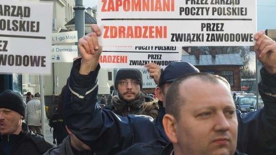 "Zapomniani przez zarząd, zdradzeni przez związki". Pocztowcy domagają się podwyżek