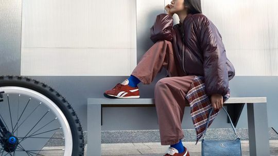 Zapomnij o rurkach! Zobacz, jakie szerokie spodnie damskie dominują na wybiegach