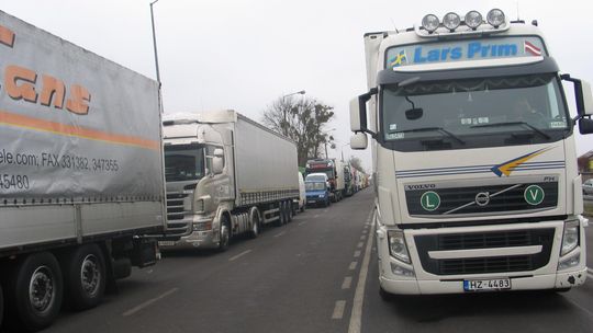 Zapory i przekopy na drogach. Tak Ukraińcy zablokowali dojazdy do granicy z Polską