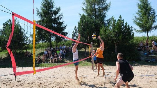 Żar lał się z nieba, a oni grali. Dla kogo Puchar Burmistrza Kraśnika w siatkówce plażowej?