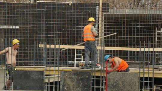 Zarabiamy lepiej niż rok temu. Ale pracy jest mniej