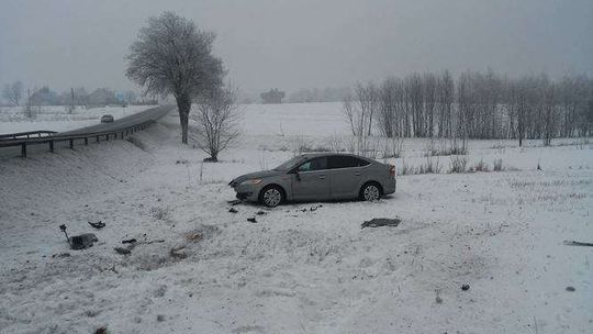 Zarajec: Ford dachował na polu (zdjęcia)