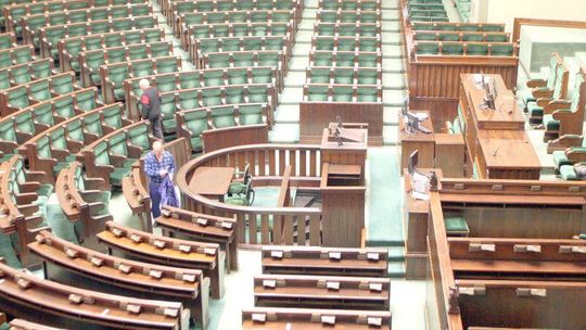 Zarobki posłów w Sejmie RP i europosłów w parlamencie UE