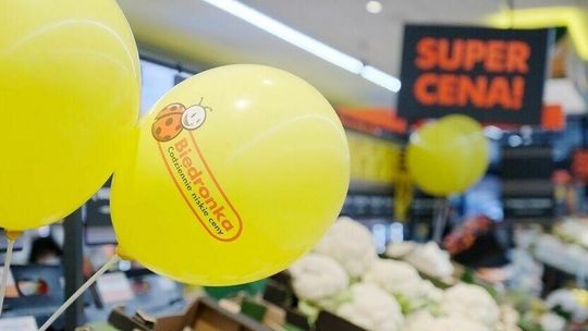 Zarobki w Biedronce. O tyle w styczniu wzrosną wynagrodzenia