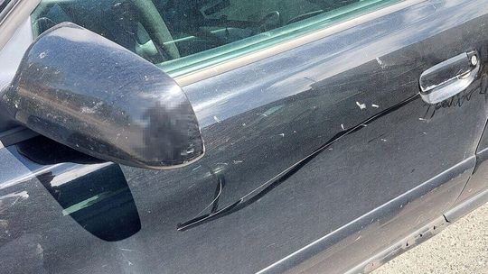 Zarysował audi z frustracji o miejsce parkingowe. 40-latek usłyszał zarzuty