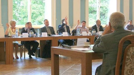 Zarząd powiatu puławskiego z absolutorium. Głosowanie w cieniu afery korupcyjnej