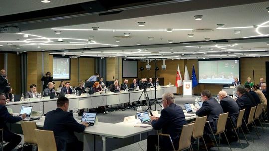 Zarząd województwa z absolutorium. Marszałek: "Dajcie nam trochę tych pieniędzy!"
