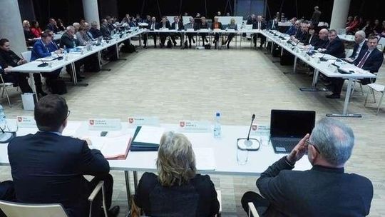 Zarząd województwa z absolutorium. PiS: "Budżet oparty głównie o fundusze UE"