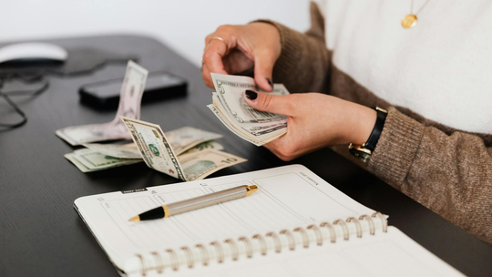 Zarządzanie płynnością finansową w projektach unijnych – jak zabezpieczyć prefinansowanie i rozliczać zaliczki bez ryzyka utraty środków