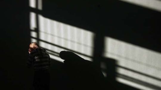 Zarzuca molestowanie adopcyjnemu ojcu. Nowe dowody