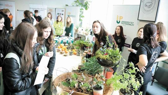 Zarzucają sieci na przyszłych studentów