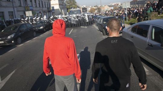 Zarzuty dla chuliganów, którzy walczyli z policją podczas Marszu Równości. 18-latek za kratami