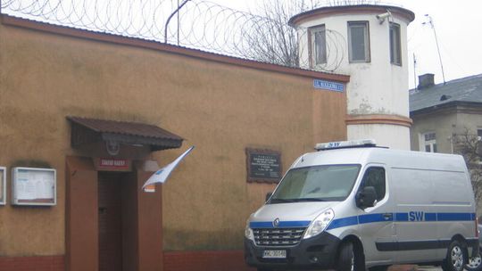 Zarzuty dla strażników z zakładu karnego: Gwałt, molestowanie i groźby