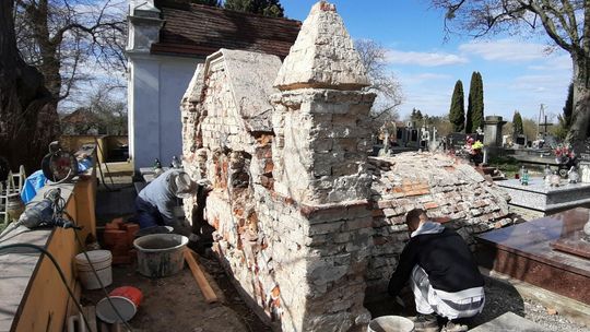 Zaskakujące odkrycie na małym, wiejskim cmentarzu