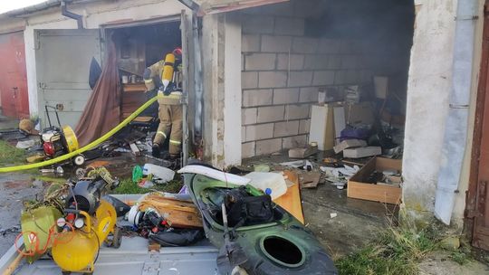 Zaskoczenie podczas gaszenia garażu. Trzeba było wezwać pomoc