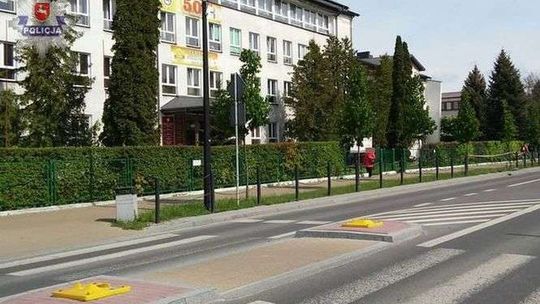 Zasłabł za kierownicą. Uszkodził znaki drogowe, ogrodzenie i wjechał w latarnię