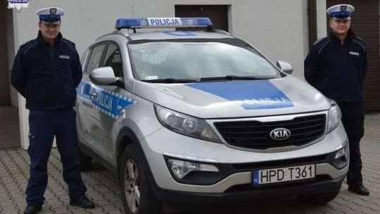 Zasłabła na chodniku. Pomogli policjanci i świadkowie