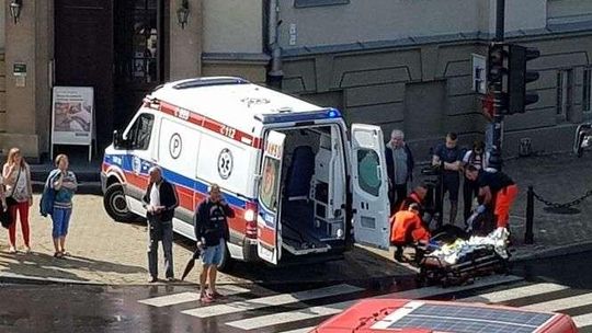 Zasłabła na przejściu. Uderzyła głową w autobus