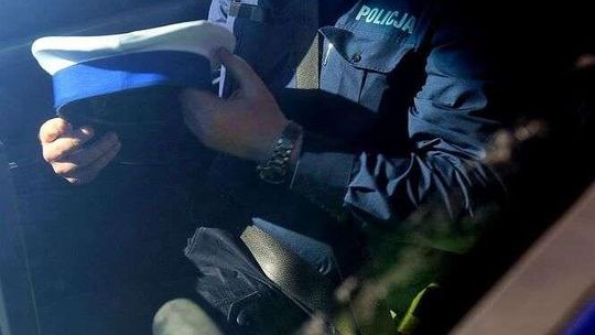 Zasnął na drodze. Policjanci znaleźli w jego samochodzie narkotyki