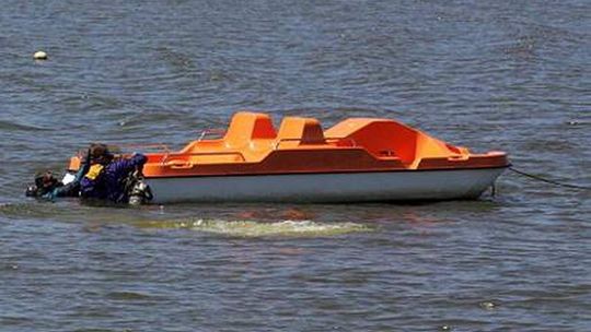 Zasnął na rowerze wodnym i zsunął się do jeziora